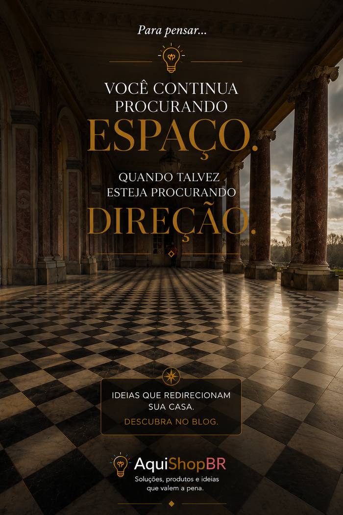 Corredor com piso xadrez e colunas, luz do entardecer ao fundo