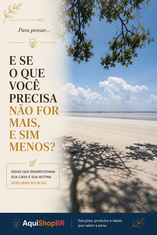 Praia deserta com sombra de galhos de árvore projetada na areia
